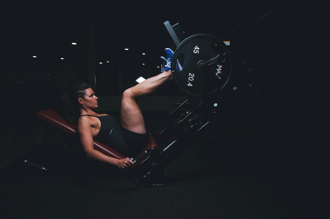 Mujer entrenando fuerza en gimnasio