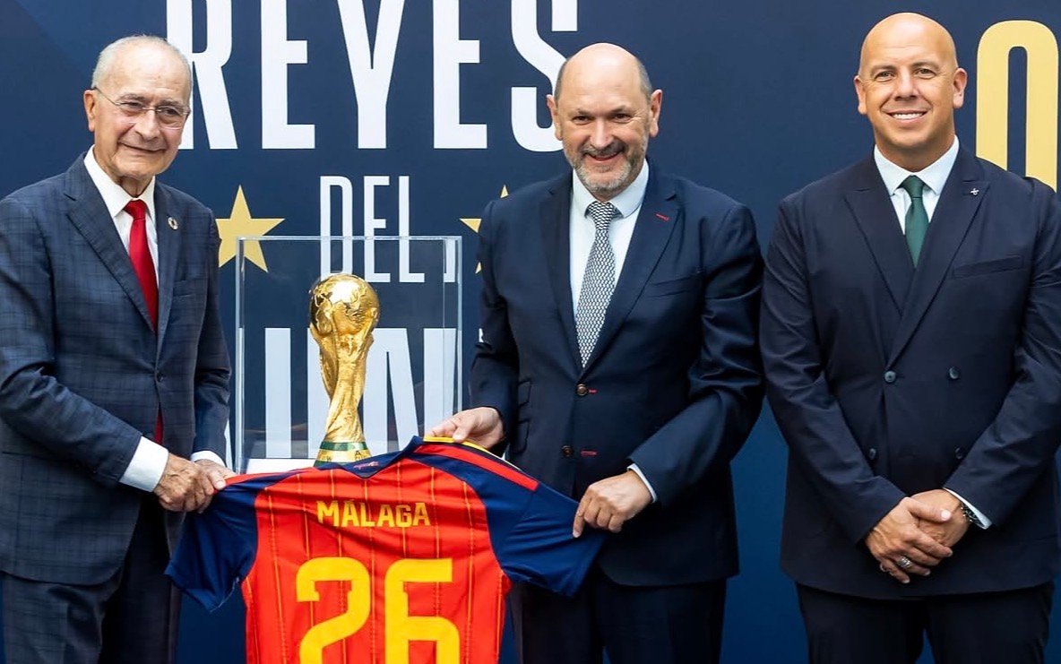 Francisco de la Torre, Rafael Louzán y Pedro Curtido junto a la Copa del Mundo en Málaga