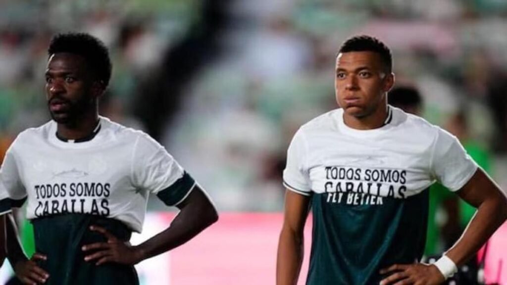Vinícius Júnior y Kylian Mbappé sobre el terreno de juego