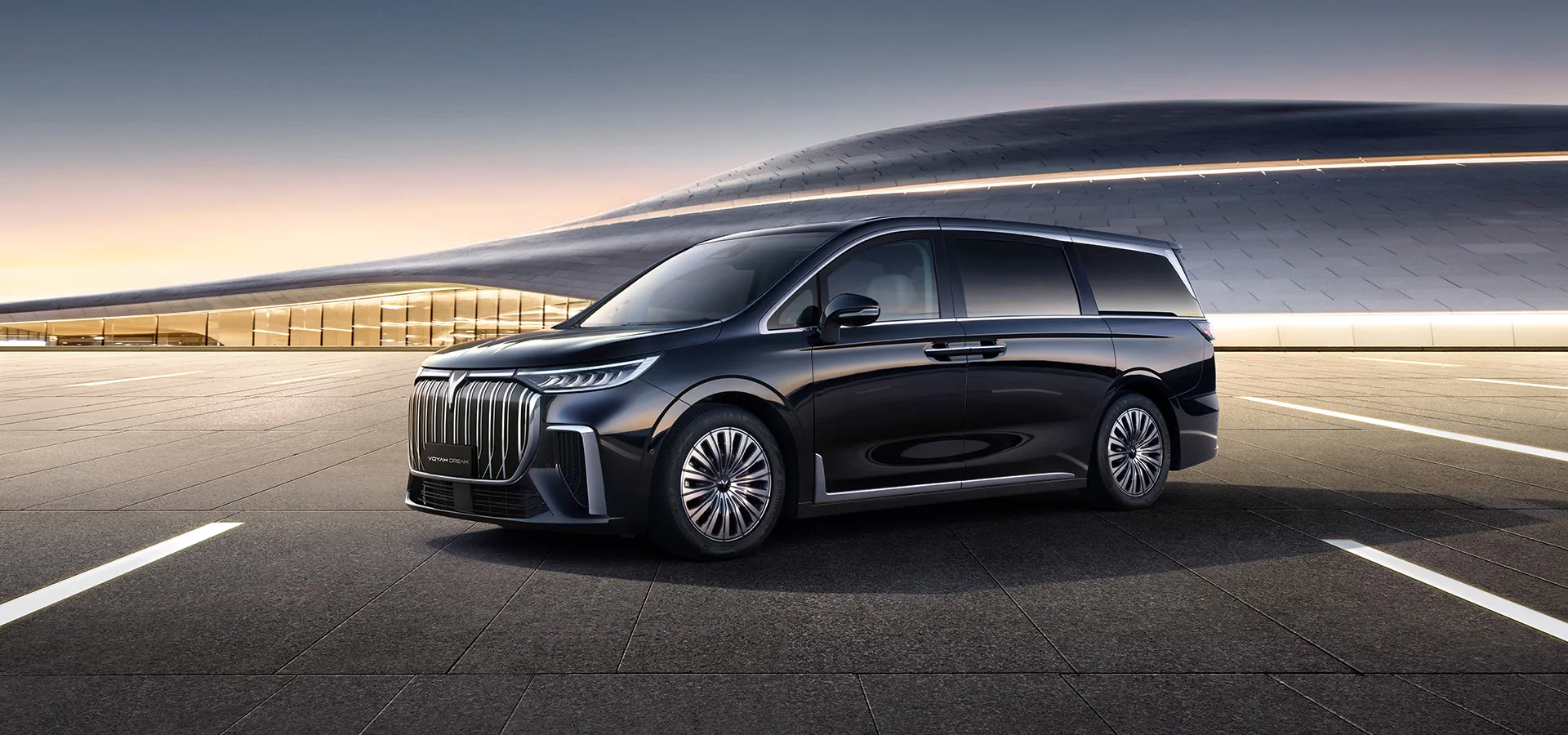 Voyah Dream eléctrico negro de siete plazas, visto de tres cuartos delantero